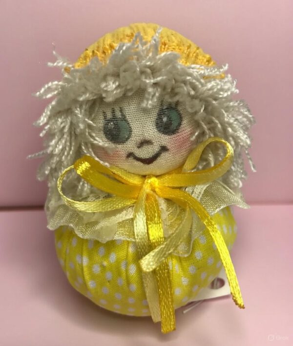 عروسک دست دوز پارچه‌ای دست ساز زرد با موهای سفید پفی و روبان زرد