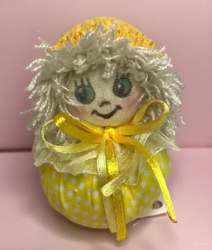 عروسک دست دوز پارچه‌ای دست ساز زرد با موهای سفید پفی و روبان زرد