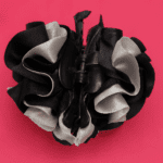 کلیپس پشت سر ساتن مشکی و سفید روی پس زمینه صورتی