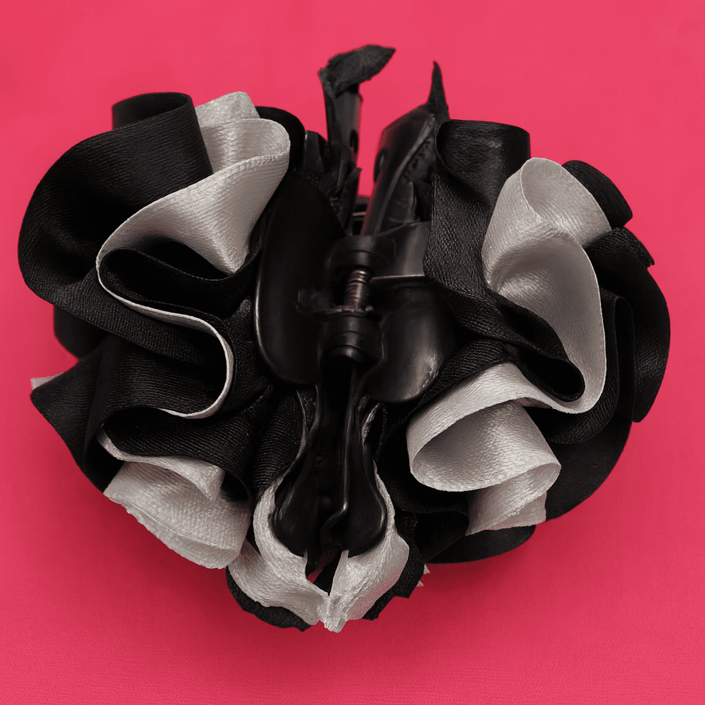 کلیپس پشت سر ساتن مشکی و سفید روی پس زمینه صورتی