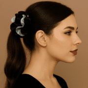 کلیپس پشت سر ساتن مشکی و نقره‌ای روی موهای دم اسبی