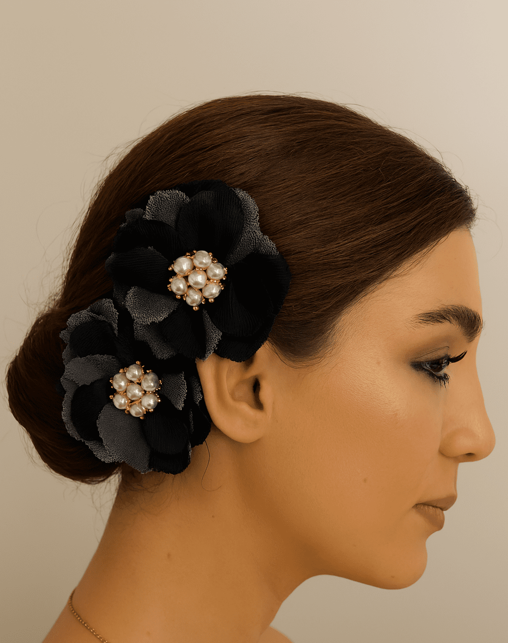 گلسر با روبان مشکی گروگن پشت انبری با دیزاین گل دار و مروارید مرکزی روی سر مدل با موی قهوه ای