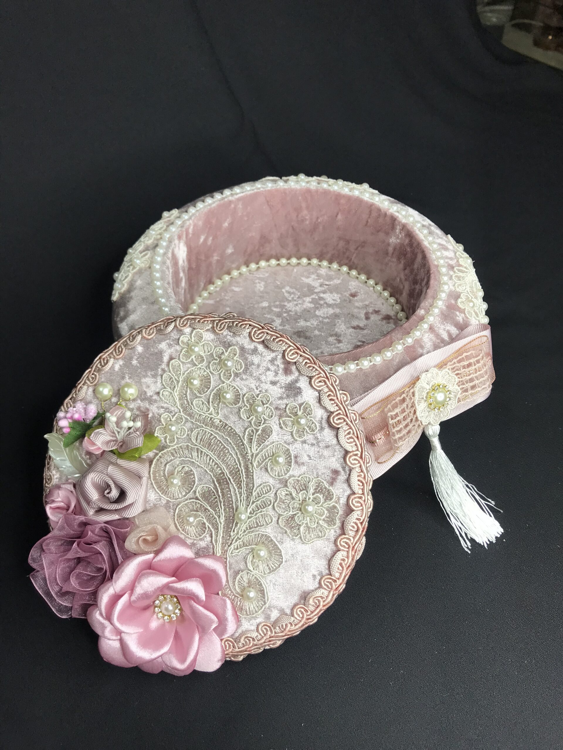 جاجواهری مخملی دست‌دوز با گل‌های پارچه‌ای صورتی، مروارید و گیپور، طراحی سنتی ایرانی از برند خنچه سالار