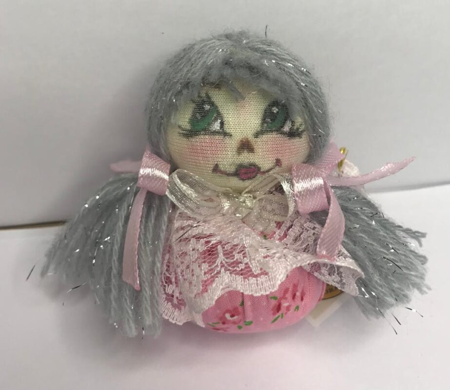 عروسک دست دوز پوفینو صورتی گل‌دار، تور سفید، روبان صورتی و موهای کاموایی خاکستری، مناسب برای دکور اتاق کودک و هدیه خاص