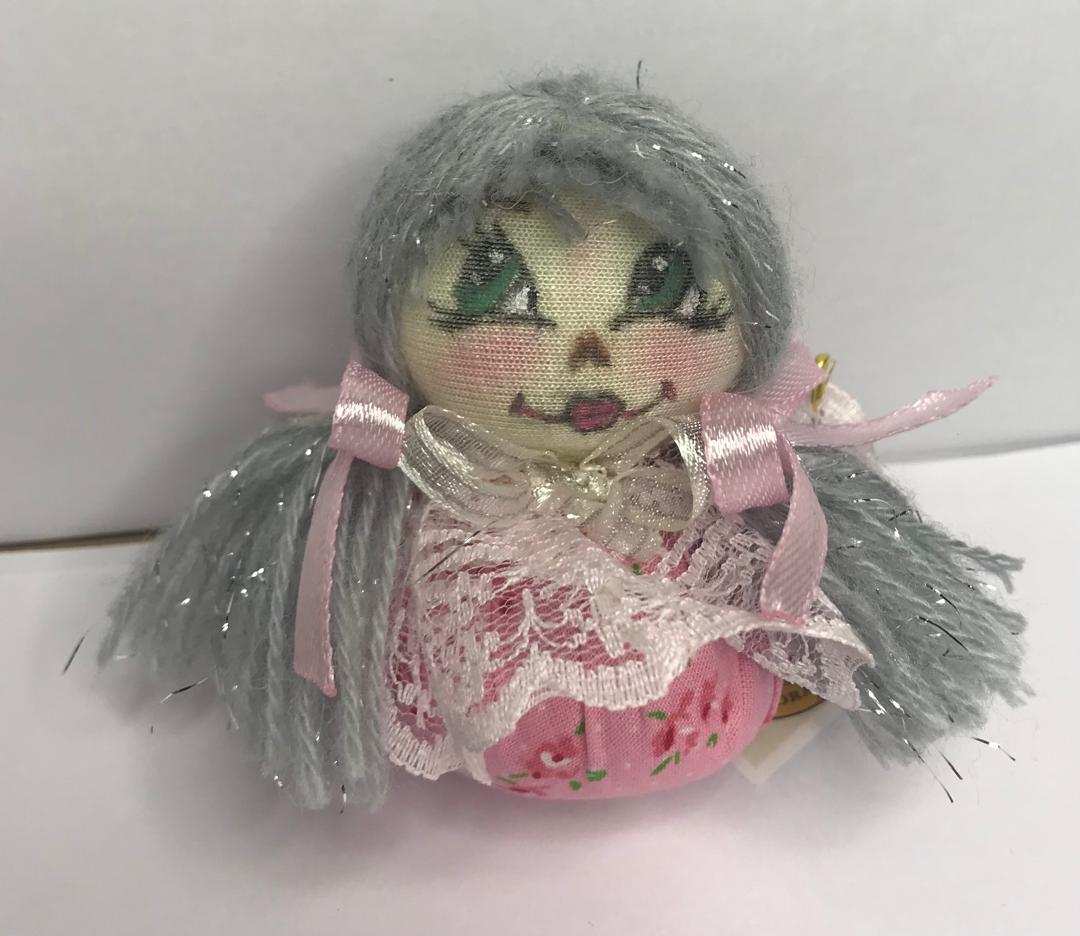 عروسک دست دوز پوفینو صورتی عروسک دست دوز پوفینو صورتی گلدار، تور سفید، روبان صورتی و موهای کاموایی خاکستری، مناسب برای دکور اتاق کودک و هدیه خاص