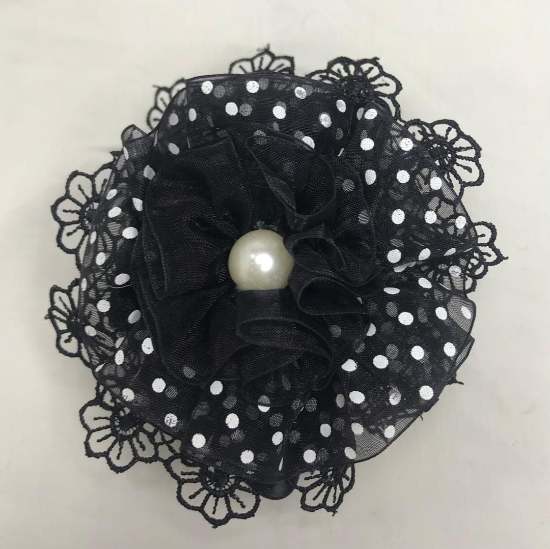 کلیپس مو حریر خال دار مشکی کلیپس مو حریر خال دار مشکی با طراحی نرم و سبک برای استفاده روزمره