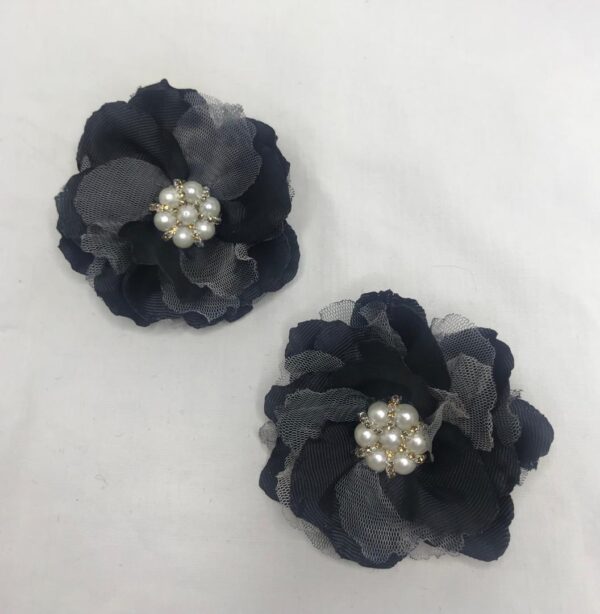 گل سر دست دوز با روبان مشکی گروگن و پشت انبری، تزئین گل و مروارید