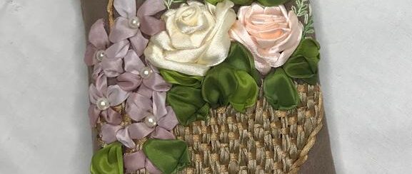 کیف موبایل دست دوز با گل های روبانی و زنجیر طلایی، طراحی سبد گل سه بعدی با رزهای سفید و صورتی
