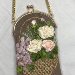 کیف موبایل دست دوز با گل های روبانی و زنجیر طلایی، طراحی سبد گل سه بعدی با رزهای سفید و صورتی