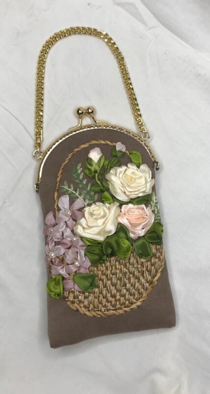 کیف موبایل دست دوز با گل های روبانی و زنجیر طلایی، طراحی سبد گل سه بعدی با رزهای سفید و صورتی