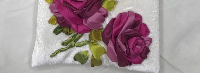 کیف موبایل سفید دست دوز با گل های روبانی سه بعدی، زنجیر طلایی و دهانه فلزی، طراحی سبد گل با رزهای سفید و صورتی