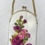 کیف موبایل سفید دست دوز با گل های روبانی سه بعدی، زنجیر طلایی و دهانه فلزی، طراحی سبد گل با رزهای سفید و صورتی