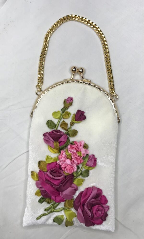کیف موبایل سفید دست دوز با گل های روبانی سه بعدی، زنجیر طلایی و دهانه فلزی، طراحی سبد گل با رزهای سفید و صورتی
