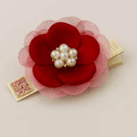 گل سر دست دوز قرمز و صورتی با روباندوزی طوری و مروارید مرکزی – اکسسوری مو زنانه خنچه سالار