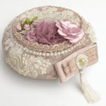 جاجواهری دست ساز صورتی با گل‌های پارچه‌ای صورتی، مروارید و گیپور، طراحی سنتی ایرانی از برند خنچه سالار