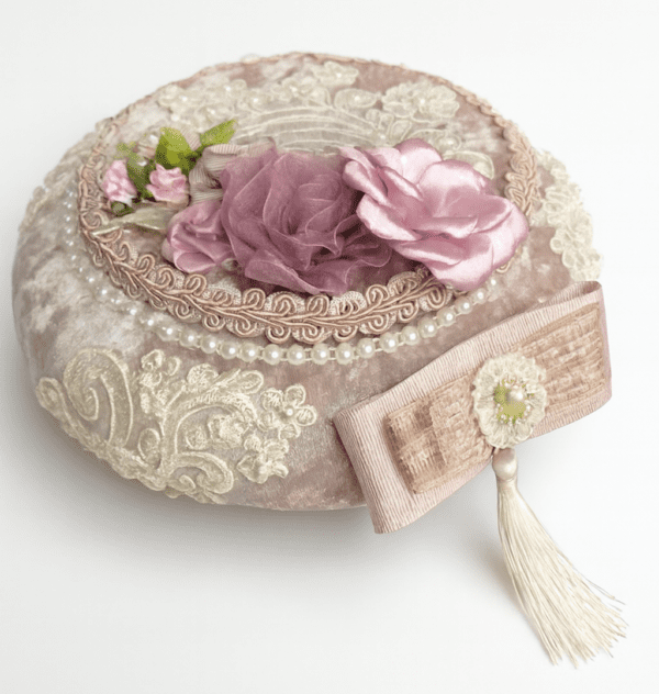 جاجواهری دست ساز صورتی با گل‌های پارچه‌ای صورتی، مروارید و گیپور، طراحی سنتی ایرانی از برند خنچه سالار