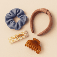 تصویر بندانگشتی دسته بندی اکسسوری مو شامل کش، تل و کلیپس با طراحی دست ساز برند خنچه سالار