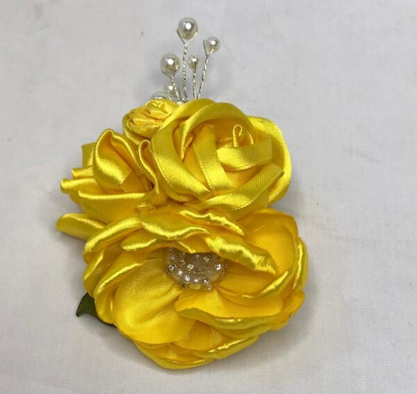 گل سینه زرد روباندوزی مروارید و نگین، مناسب لباس رسمی و هدیه