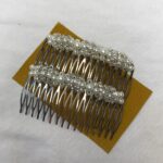 شانه مو با دیزاین مروارید و نگین سفید (جفتی) روی پایه فلزی، مناسب شینیون و استایل‌های مجلسی