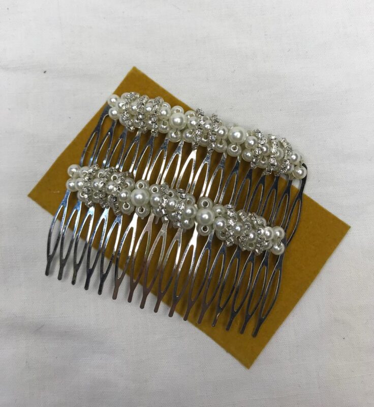 شانه مو با دیزاین مروارید و نگین سفید (جفتی) روی پایه فلزی، مناسب شینیون و استایل‌های مجلسی