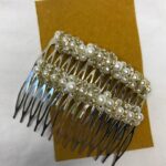 شانه مو جفتی با مرواریدهای براق و نگین‌های طلایی، مناسب شینیون و استایل‌های مجلسی، طراحی ظریف و دست‌ساز روی پایه فلزی طلایی