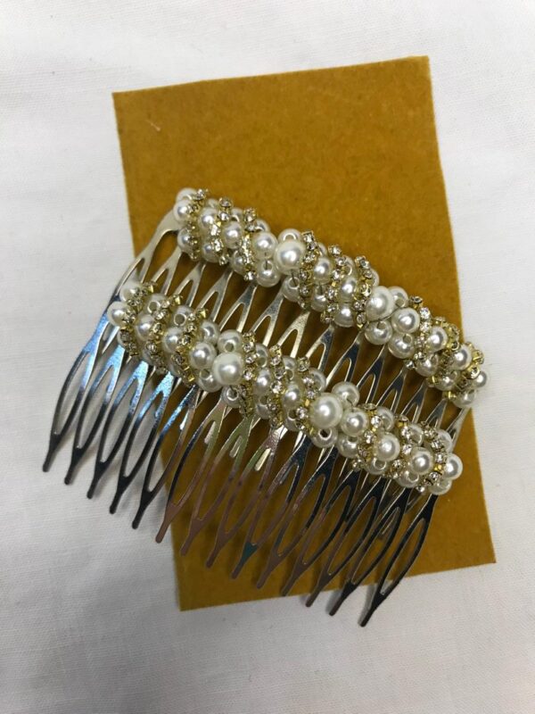 شانه مو جفتی با مرواریدهای براق و نگین‌های طلایی، مناسب شینیون و استایل‌های مجلسی، طراحی ظریف و دست‌ساز روی پایه فلزی طلایی