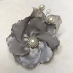 گل سینه طوسی دست‌ساز خنچه سالار با طراحی هنری و زیورآلات خاص