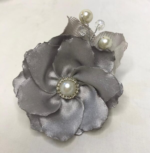 گل سینه طوسی دست‌ساز خنچه سالار با طراحی هنری و زیورآلات خاص