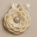 گل سینه هنری با پارچه مخمل و تزئینات مرواریدی – انتخابی خاص برای استایل‌های شیک و مراسم رسمی