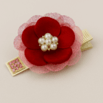 گل سر دست دوز قرمز و صورتی با روباندوزی طوری و مروارید مرکزی – اکسسوری مو زنانه خنچه سالار