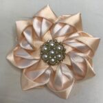 گل‌سینه ساتنی با دیزاین مروارید و نگین – قطر ۸ سانتی‌متری