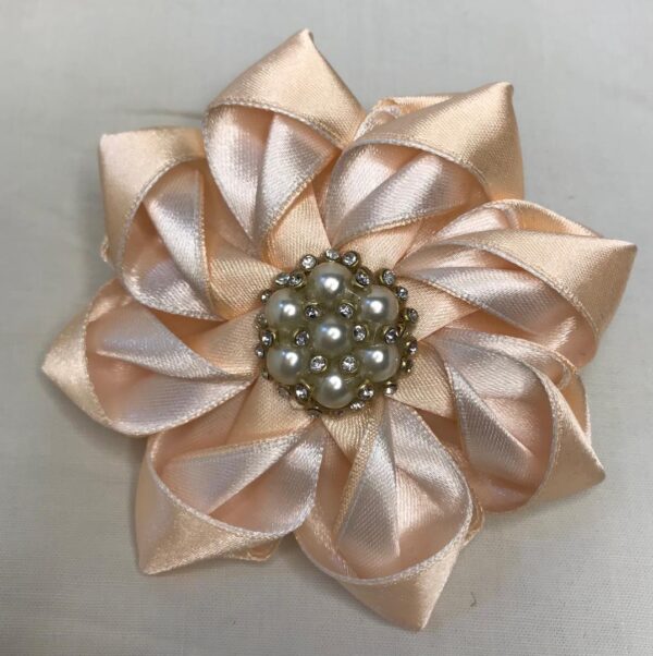گل‌سینه ساتنی با دیزاین مروارید و نگین – قطر ۸ سانتی‌متری