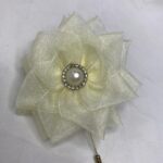 گل‌سینه حریر سوزنی با دیزاین مروارید و نگین – قطر 9 سانتی‌متری