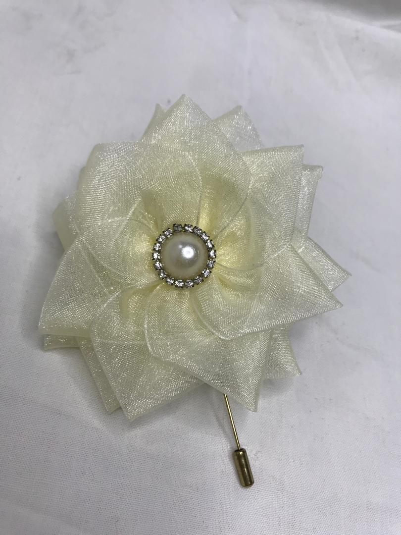 گلسینه حریر کرمی با مروارید مرکزی گلسینه حریر سوزنی با دیزاین مروارید و نگین – قطر 9 سانتیمتری