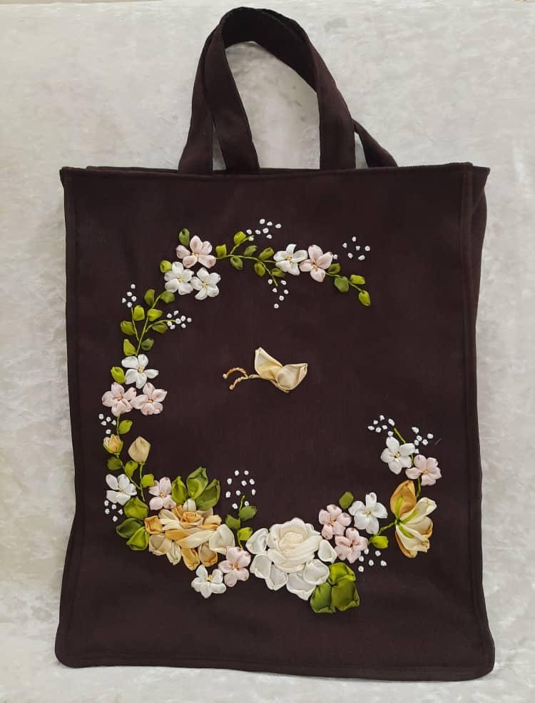 ساک مخمل کبریتی قهوهای با روبان مجستیک و ساتن ساک قهوهای مخمل کبریتی با روبانهای مجستیک و ساتن